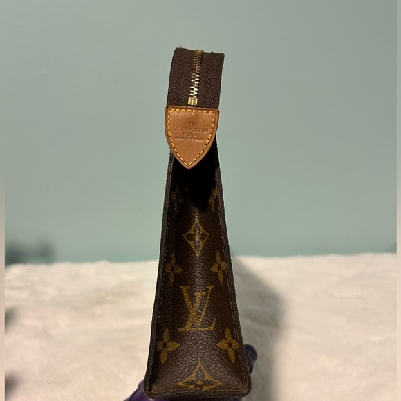 LOUIS VUITTON Cosmetic Pouch Large. Authentic pre-owned and great condition. - Picture 3 of 7